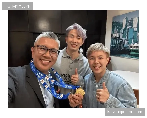 假设石宇奇周末逛街被认出，店员是先求合影还是先盯着他刷卡