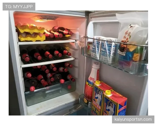 特雷·杨家的冰箱里塞满了能量饮料，训练完直接拿瓶当水喝